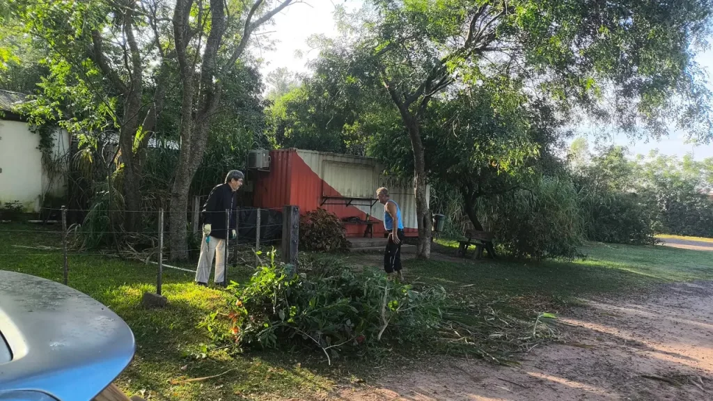 Pira Tava Verschönerungsaktion und freiwillige Helfer unter den Siedlern packen mit an
